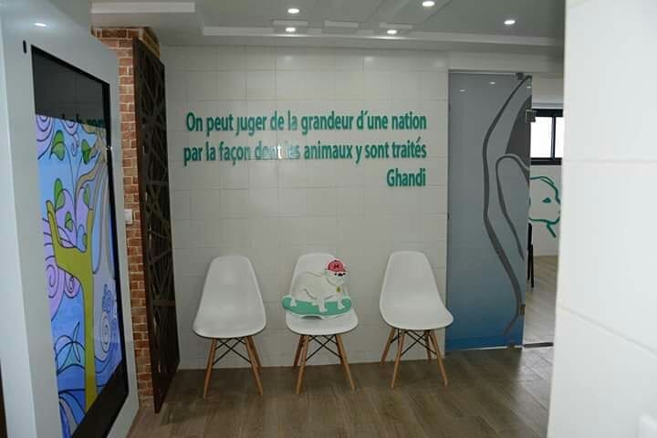 Coin d'attente de la clinique avec une citation de Gandhi sur le mur